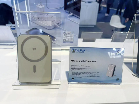 航嘉亮相 CES 2025，科技赋能电源行业新力量-04