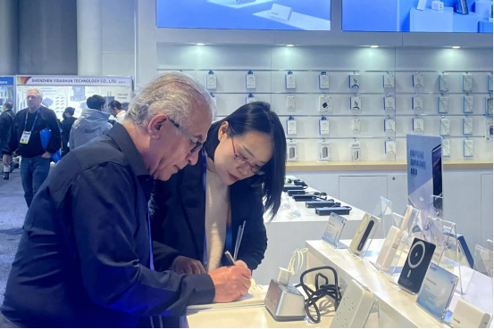 航嘉亮相 CES 2025，科技赋能电源行业新力量-06