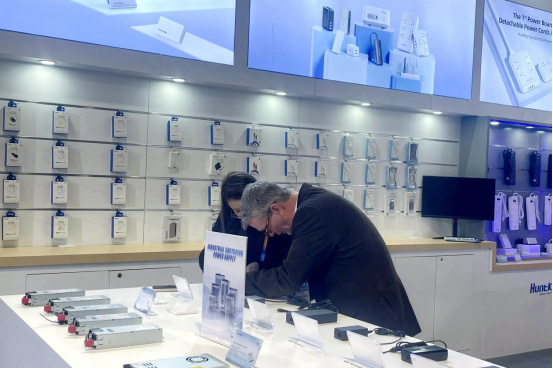 航嘉亮相 CES 2025，科技赋能电源行业新力量-07