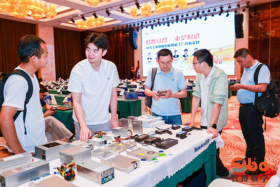 航嘉亮相长沙论坛会,AI与工业物联双驱动,重塑智能工厂新未来-02 航嘉亮相长沙论坛会,AI与工业物联双驱动,重塑智能工厂新未来-02